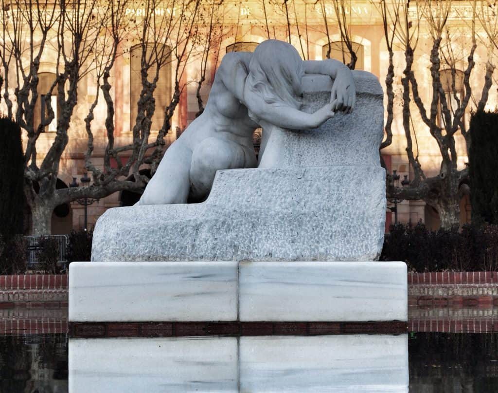 El Desconsol sculpture by Josep Llimona