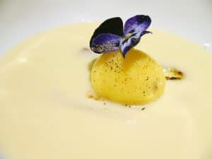 Crema fresca d’espàrrecs, sorbet de taronja, campari i olives