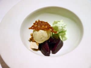 Gelat de festuc amb pera al vi, escuma de menta, gelatina de regalèssia i crumble