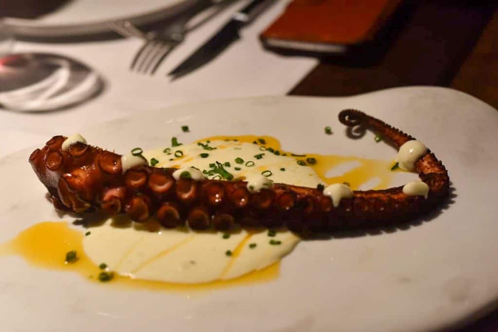 Pulpo confitado con parmentier suave