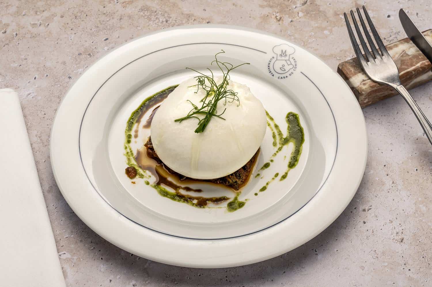 Burrata amb tomàquet confitat i d’alfàbrega