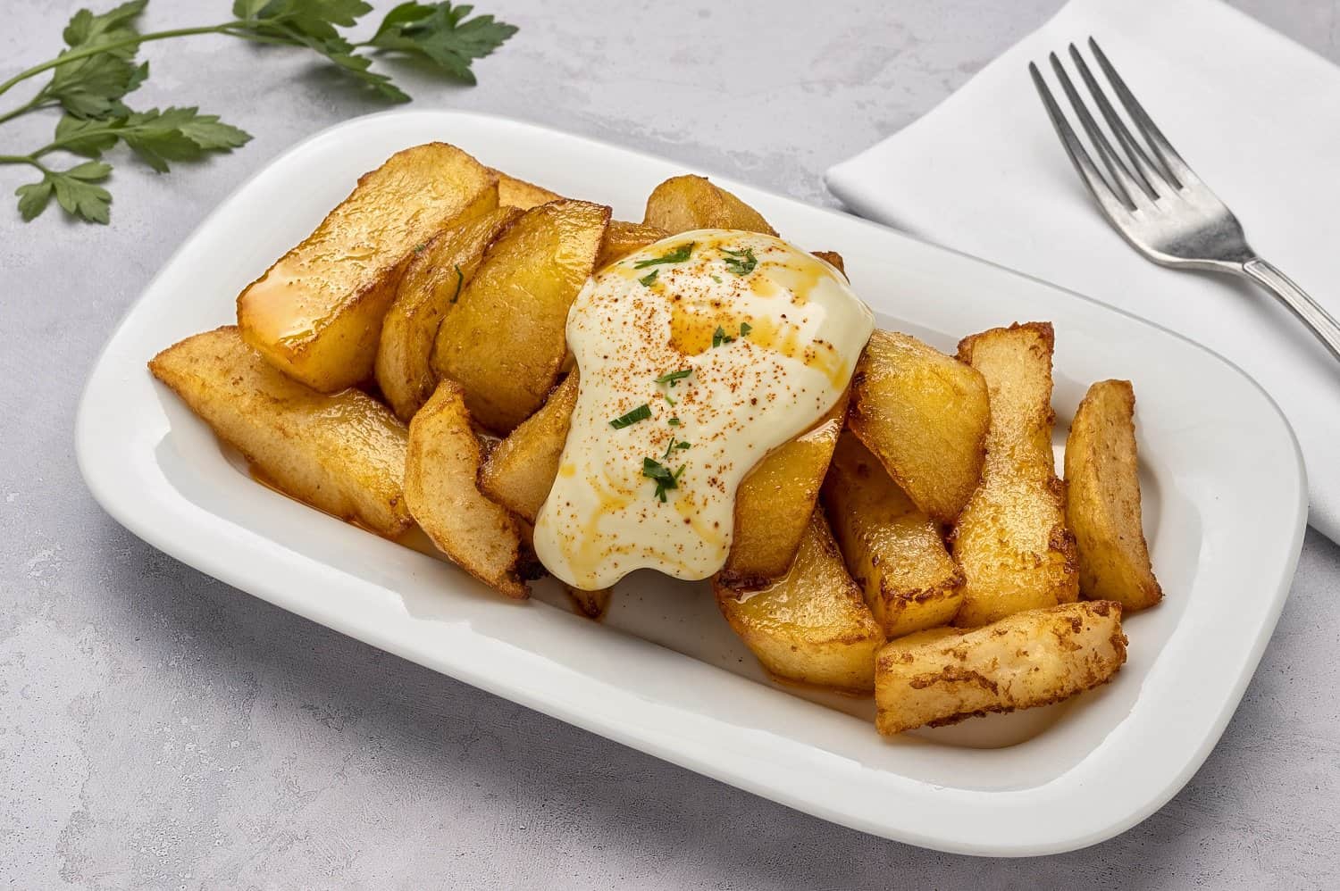 Bravas picantes al gusto con alioli suave