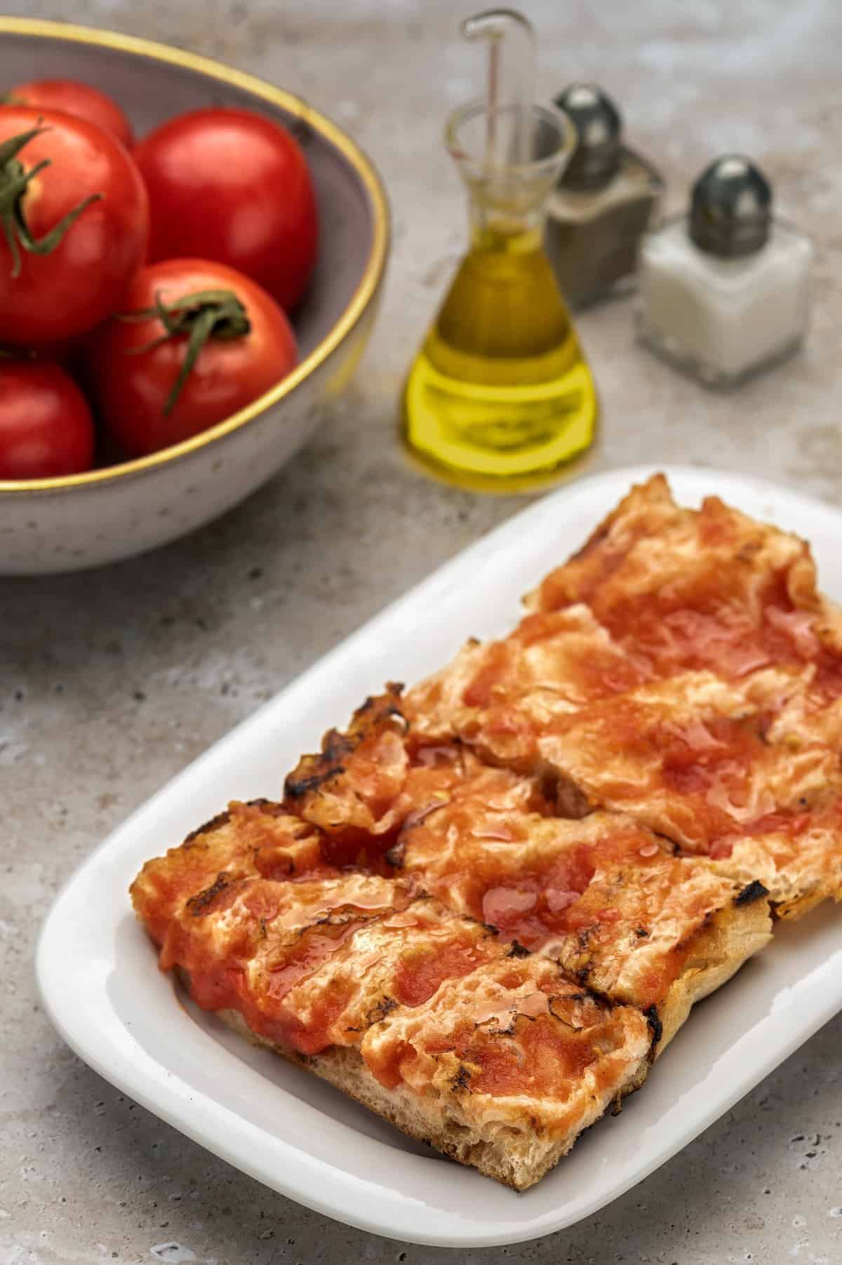 Coca de vidre amb tomàquet i oli de Siurana